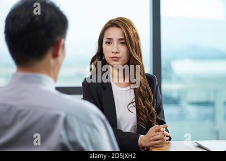 Junge asiatische Geschäftsfrau wird von hr-Manager in interviewt Modernes Firmenbüro
