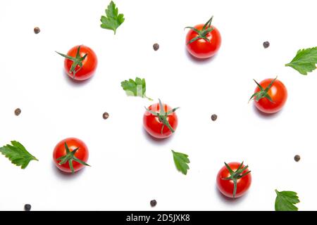 Kirschtomaten auf weißem Hintergrund. Gemüse im Hintergrund. Speicherplatz kopieren. Kleine Tomaten. Artikel über Tomaten. Dekoration Stockfoto