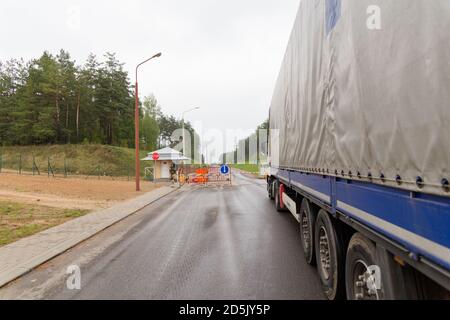 Grodno, Weißrussland - 15. November 2013: Ein Lastwagen überquert die weißrussisch-polnische Grenze Stockfoto