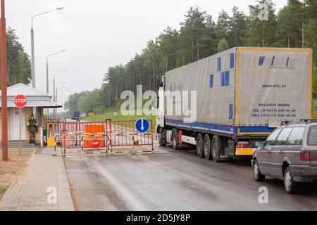 Grodno, Weißrussland - 15. November 2013: Ein Lastwagen überquert die weißrussisch-polnische Grenze Stockfoto