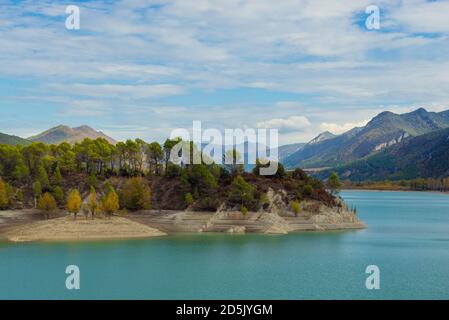 Schöne Aussicht auf ein Tal mit Bäumen und Bergen in Spanien Stockfoto