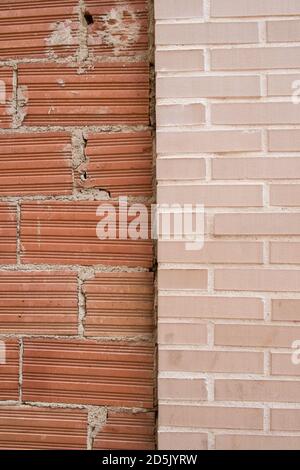 Full Frame Aufnahme einer unfertigen und verwitterten Ziegelwand Stockfoto