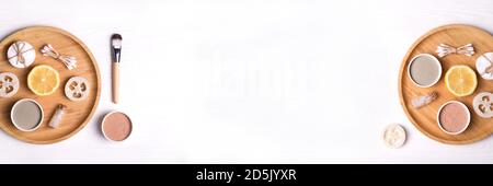 Banner aus kosmetischen Ton Gesichtsmasken, Meersalz, Zitrone und Pinsel. Stockfoto