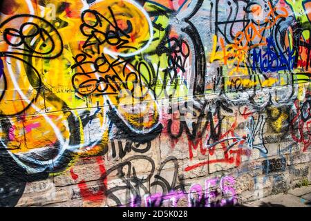 Bunte Graffiti an der Wand. Stockfoto