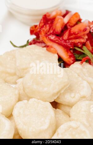 Faule Knödel aus Hüttenkäse aus der Nähe Stockfoto