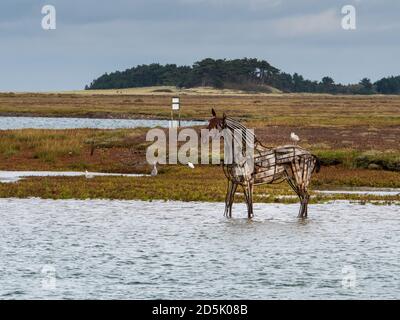 Das Rettungsboot Pferd vor Wells Salt Marsh in Wells-Next-the-Sea, Norfolk, Großbritannien. An einem langweiligen Tag. Stockfoto