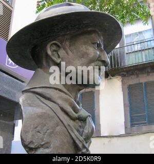 Bronzebüste von Lord Robert Baden Powell in einer Pfadfinderuniform auf Madeira. Ricardo Velosa war der Bildhauer. Stockfoto