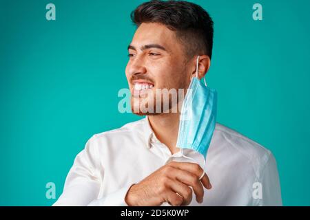 Schöner Mann mit gemischter Rasse, der eine medizinische Gesichtsmaske trägt Stockfoto