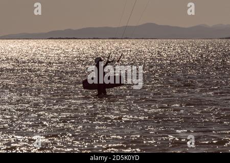 Delta del Ebro, Spanien: September 28: Menschen üben Kite Surfen in Platja del Trabucador im Delta del Ebro, Tarragona, Spanien im Sommer 2020 Stockfoto