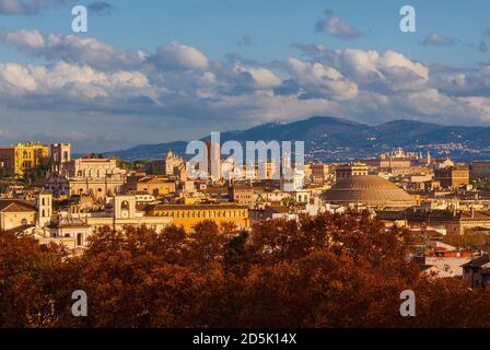 Herbst und Laub in Rom. Das historische Zentrum der Stadt antike Skyline mit dem berühmten und ikonischen Pantheon Kuppel erhebt sich über schönen Herbstblättern Stockfoto