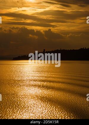 Goldenes Abendlicht über dem Trasimenischen See und der Isola Maggiore (Großinsel) in Umbrien Stockfoto