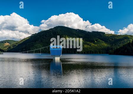 Sance Wasserreservoir mit Hügeln auf dem Hintergrund und blau Himmel mit wenigen Wolken in Moravskoslezske Beskiden Berge in Tschechien republik Stockfoto