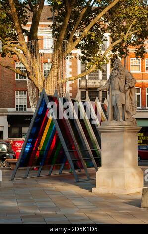 Die britische Künstlerin Liz West zeigt ihr helles und farbenfrohes Kaleidoskop Skulptur durch No3 als Teil von Kensington und Chelsea Art Woche 2020 Stockfoto