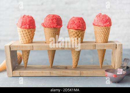 DAS BESTE ERDBEER-EIS REZEPT Stockfoto