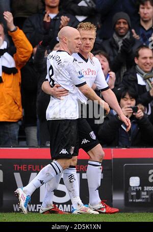 Fulhams Damien Duff (rechts) feiert das erste Tor seiner Seite Des Spiels mit Teamkollegen Andrew Johnson (links) Stockfoto