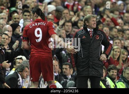 Liverpools Andy Carroll (links) schüttelt sich die Hände mit Manager Kenny Dalglish Da er ersetzt wird Stockfoto