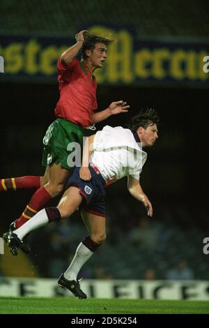 (L-R) Rui Jorge, Portugal-U21, und Nick Barmby, England-U21. Stockfoto