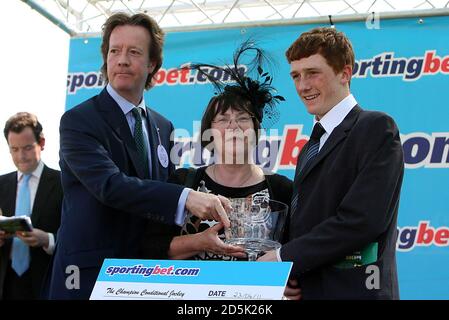 Jockey Sam Twiston-Davies (rechts) wird mit dem Champion Conditional präsentiert Jockey Award von Andrew McIver von sportingbet.com (links) in Sandown Rennbahn Stockfoto