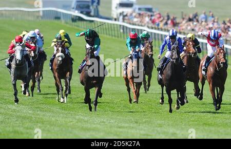 Times Up geritten von Richard Hughes (l) kommt nach Hause Gewinnen Sie die Einsätze der Qipco Sponsors British Champions Series Stockfoto