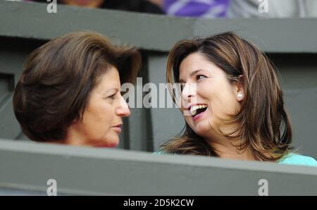 Mirka Vavrinec (rechts), Ehefrau des Schweizer Roger Federer, schaut sich sein Spiel gegen den Franzosen Jo Wilfried Tsonga am 9. Tag der Wimbledon Championships 2011 beim All England Lawn Tennis and Croquet Club in Wimbledon an. Stockfoto