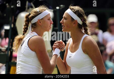 Die tschechische Petra Kvitova schüttelt die Hände, nachdem sie am 10. Tag der Wimbledon-Meisterschaften 2011 im All England Lawn Tennis and Croquet Club in Wimbledon die weißrussische Victoria Azarenka besiegt hat. Stockfoto