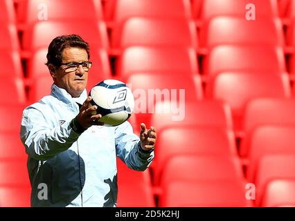 England-Manager Fabio Capello wirft den Ball während eines Trainings Sitzung im Wembley Stadium Stockfoto
