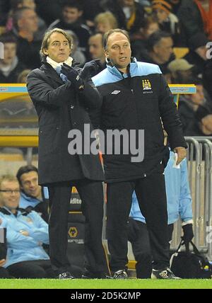 Manchester City Manager Roberto Mancini (links) und First Team Coach David Platt (rechts) auf der Touchline Stockfoto