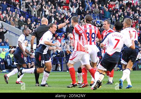 Bolton Wanderers' Kevin Davies (Dritter links) Feiert das Eröffnungstreffer seines Teams Stockfoto