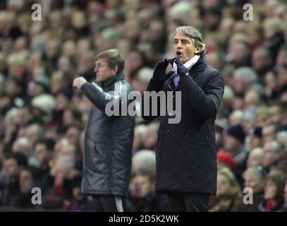 Liverpool-Manager Kenny Dalglish (links) und Manchester City-Manager Roberto Mancini (rechts) an der Touchline. Stockfoto