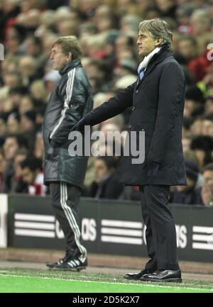 Liverpool-Manager Kenny Dalglish (links) und Manchester City-Manager Roberto Mancini (rechts) an der Touchline. Stockfoto