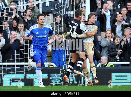 Newcastle United Torwart Tim Krul (rechts) feiert mit Teamkollege Steven Taylor, nachdem er eine Strafe von Chelseas Frank Lampard gerettet hatte (Links) Stockfoto