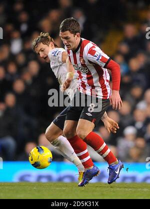 Tottenham Hotspur's Roman Pavlyuchenko (links) und Sunderlands Craig Gardner Schlacht Für den Ball Stockfoto