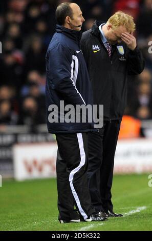 Alex McLeish (rechts), der Manager der Aston Villa, sieht auf der Seite depriziert aus Touchline Stockfoto