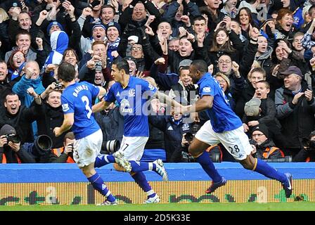 Everton's Tim Cahill (Mitte) feiert mit Teamkollegen nach seinem Tor Das Eröffnungsziel des Teams Stockfoto