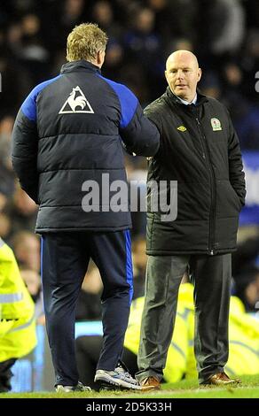 Everton-Manager David Moyes (links) schüttelt sich nach dem Schlusspfiff die Hände mit Steve Kean, dem Manager von Blackburn Rovers. Stockfoto