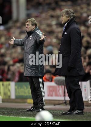 Liverpool Manager Kenny Dalglish (links) und Manchester City Manager Roberto Mancini auf der Touchline Stockfoto