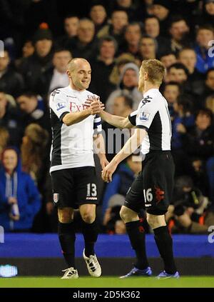 Fulham's Danny Murphy feiert das erste Tor seiner Mannschaft Das Spiel vom Strafpunkt mit Teamkollege Damien Duff (Rechts) Stockfoto