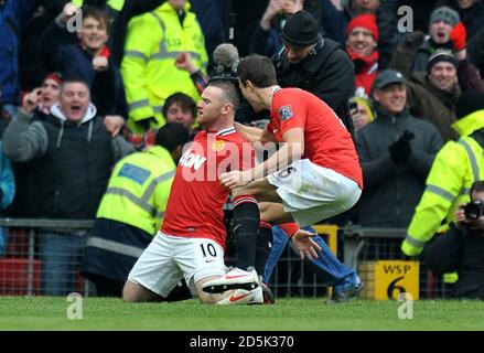 Wayne Rooney von Manchester United (links) feiert den ersten Treffer seiner Seite Ziel des Spiels Stockfoto