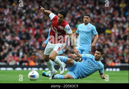 Sergio Aguero von Manchester City (rechts) und Mikel Arteta von Arsenal Für den Ball Stockfoto