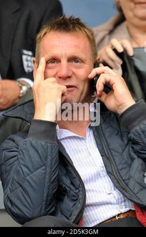 Großbritannien und England U21 Coach Stuart Pearce auf der Telefon Stockfoto