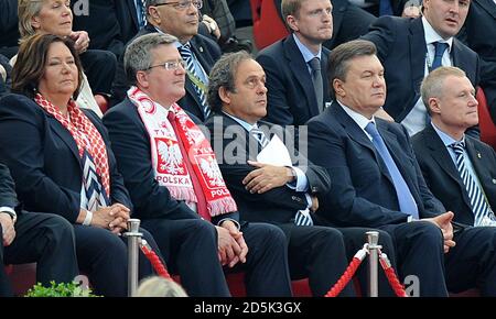 UEFA-Präsident Michel Platini (Mitte) beobachtet von der Tribüne aus Polens Präsident Bronislaw Komorowski (2. Links) Und der ukrainische Präsident Viktor Janukowitsch (2. Rechts) Stockfoto