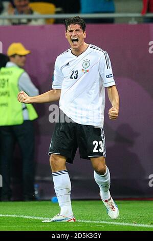 Deutschlands Mario Gomez feiert sein erstes Tor der Spiel Stockfoto