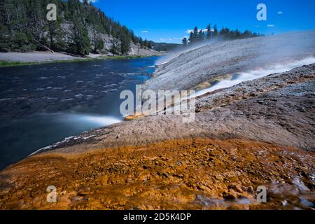 Schwerer Abfluss vom Excelsior Geyser zum Firehole River, Yellowstone National Park, Wyoming, USA Stockfoto