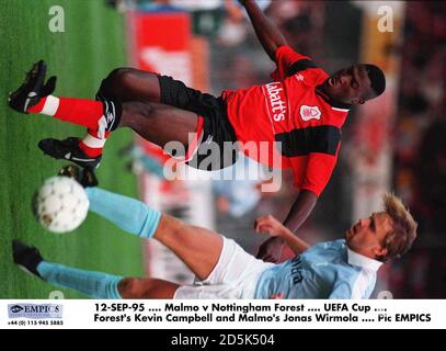 12-SEP-95 .... Malmö gegen Nottingham Forest .... UEFA Cup .... Kevin Campbell von Forest und Jonas Wirmola von Malmo Stockfoto