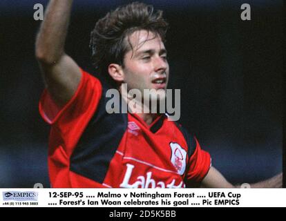 12-SEP-95 .... Malmö gegen Nottingham Forest .... UEFA Cup .... Ian Woan von Forest feiert sein Ziel Stockfoto