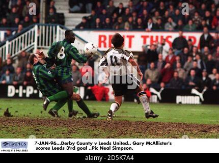 JANUAR 96. Derby County / Leeds United. Gary McAllister erzielt Leeds 3. Tor Stockfoto