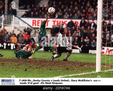 JANUAR 96. Derby County / Leeds United. Gary McAllister erzielt Leeds 3. Tor Stockfoto