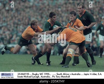 25-MAI-95 ... Rugby-Weltmeisterschaft 1995. ..... Südafrika V Australien ... Japie Mulder, S.A. schlägt Michael Lynagh, Australien Stockfoto