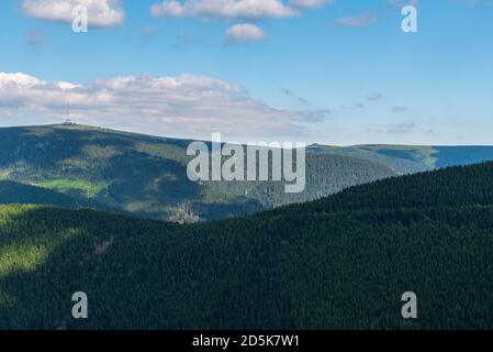 Praded, Petrovy kameny und Vysoka Loch von Rysi skala Aussichtspunkt über Kouty nad Desnou Resort in Jeseniky Berge in der Tschechischen republik Stockfoto