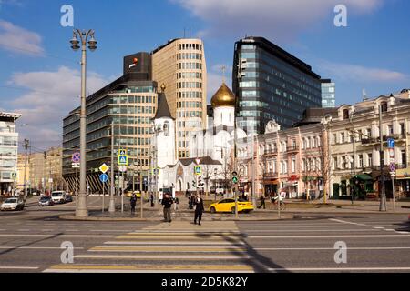 MOSKAU, RUSSLAND - März 09. 2020: Weißes Quadrat Geschäftsviertel und alten Tempel des Heiligen Nikolaus der Wundertäter, Tverskaya Straße Stockfoto